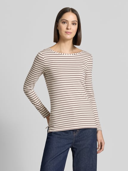Frauenmodel trägt Regular Fit Langarmshirt aus Baumwoll-Modal-Mix von Oui mit Streifen-Muster, Rundhalsausschnitt, Beige-Braun, Ganzkörperansicht von vorne.