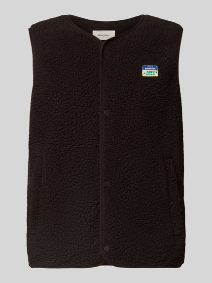 Produktfoto, Weste aus Teddyfell mit Label-Detail Modell 'HOKTOWN' von American Vintage, Regular Fit, Knopfleiste, schwarze Struktur.