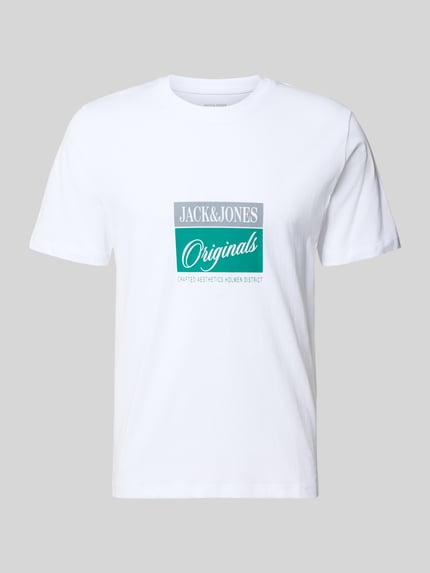 Produktfoto, białe t-shirt z nadrukiem z napisem, czysta woskowana bawełna, krój regular fit, model 'RHYERES' od Jack & Jones, okrągły dekolt, długość tyłu w rozmiarze M: 67 cm