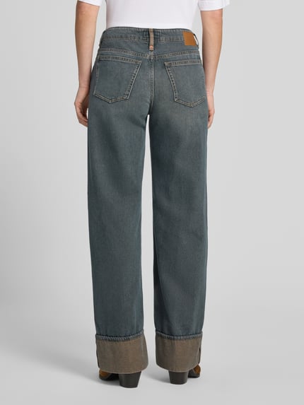 Frauenmodel trägt Straight Fit Jeans aus reiner Baumwolle Modell 'Medley' von DRYKORN, 5-Pocket-Design, blaue Denim-Optik, Ganzkörperansicht Rückansicht.