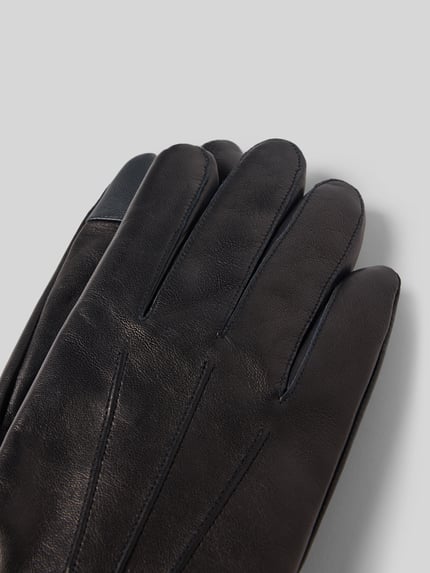 Productfoto, zwarte handschoenen uit echt leer met touchfunctie, deelnaden en bandje met drukknoopsluiting, Handschoenen uit echt leer met touchscreenfunctie van Akaroa, model 'Cash'