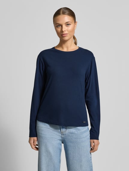 Frauenmodel trägt Longsleeve mit geripptem Rundhalsausschnitt von Skiny in Dunkelblau, Baumwoll-Elasthan-Mix, Regular-Fit, Label-Detail, Rückenlänge bei Größe 36: 60 cm, Ganzkörperansicht von vorne.
