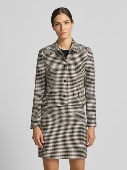 Modelka nosi Slim Fit Blazer mit Hahnentrittmuster von Christian Berg Woman Selection, Mieszanka materiałów z dodatkiem wiskozy, pepitka, wykładany kołnierz, listwa guzikowa, długość tyłu w rozmiarze 36: 50 cm, szerokość w rozmiarze 36: 43 cm, długość rękawów w rozmiarze 36: 62 cm, widok całej sylwetki z przodu.