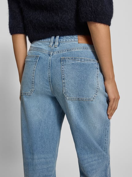 Frauenmodel trägt Mom Fit Jeans aus Baumwoll-Mix - s.Oliver x Heidi Klum von s.Oliver RED LABEL, hellblauer Denim, Ganzkörperansicht Rückansicht.