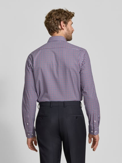 Christian Berg Men Regular Fit Businesshemd aus elastischem Baumwoll-Mix Aubergine 5