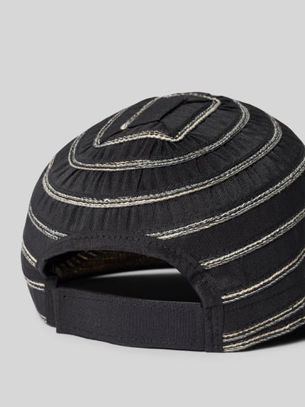 Productfoto, Baseball Cap met strepen en verstelbare trensje, klep en klittenbandsluiting van Loevenich, zwart met grijs gestreepte look