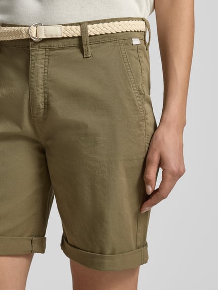 Vrouwenmodel draagt Chino-Shorts met riem van MAC, mix van katoen en elastaan, regular fit, steekzakken, detailopname bovenbeen.