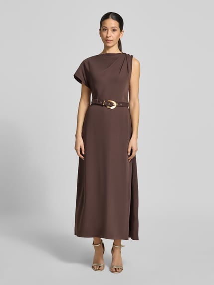Kobiece modelka nosi Midikleid mit Gürtel Modell 'Kylee Draped' od Forever New w brązie, prosta forma, pasek, długość midi, gładka tekstura, szerokość w rozmiarze 36: 41 cm, całkowita długość z tyłu: 39 cm, one-shoulder-look, widok całej sylwetki z przodu.