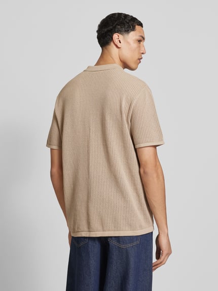 Männermodel trägt Strickshirt mit Baumwoll-Anteil Modell 'JERRY' von Jack & Jones in Beige, semitransparent, strukturierte Textur, Ganzkörperansicht Rückansicht.