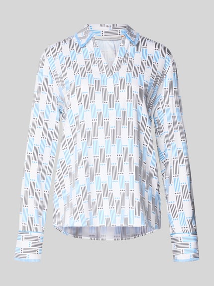 Produktfoto, Regular Fit Bluse im Allover-Look mit V-Ausschnitt von Herzensangelegenheit, białe tło, niebiesko-czarne geometryczne wzory, materiał z domieszką stretchu, kołnierzyk, długie rękawy, produkt damski