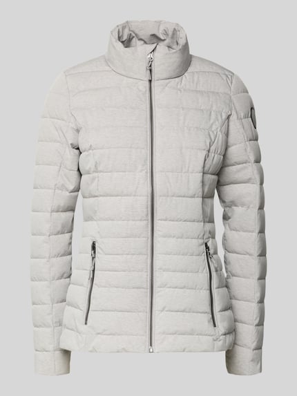 Produktfoto, helle Steppjacke mit Reißverschlusstaschen, Stehkragen und schmaler Passform, Modell 'GS 111' von G.I.G.A. DX, glatte Textur