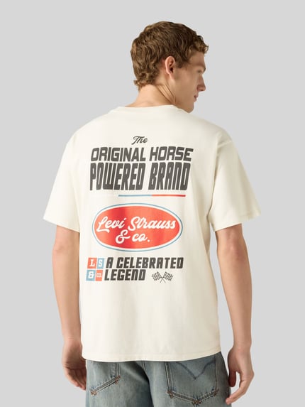 Männermodel trägt Relaxed Fit T-Shirt aus reiner Baumwolle von Levi's®, cremefarben mit großem Print, lockere Form, Ganzkörperansicht Rückansicht.