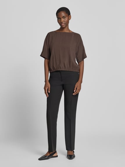 Vrouwenmodel draagt Blusenshirt aus Modal-Mix Model 'Seira' van OPUS in bruin, regular fit, ronde hals, gladde textuur, Ganzkörperaanzicht van voren, dames blousenshirt, modalmix, ruglengte maat 36: 48 cm, mouwlengte maat 36: 25 cm.