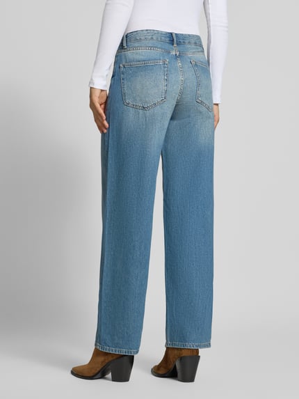 Frauenmodel trägt helle Loose Fit Jeans aus reiner Baumwolle Modell 'TOLEDO' von ONLY, breite Beinform, Damen Wide & Loose Fit Jeans, Ganzkörperansicht Rückansicht.