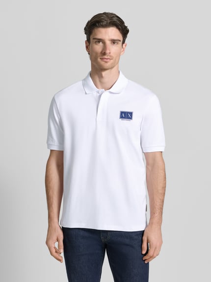 Mannelijk model draagt Regular Fit poloshirt met knoopsluiting van ARMANI EXCHANGE, mix van katoen en elastaan, labelprint, mouwboordjes, ruglengte maat M 70 cm, wit, ganzekörperaanzicht van voren.