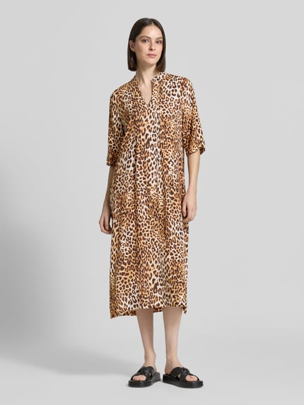Vrouwenmodel draagt Tunikakleid aus Viskose im Allover-Look van Emily Van den Bergh, recht model, midi-jurk, 3/4-mouw, zuiver viscose, all-over look, ruglengte maat 36 119 cm, borstwijdte 46 cm, mouwlengte 35 cm, bruin-beige met luipaardmotief, gladde textuur, Ganzkörperansicht van voren.