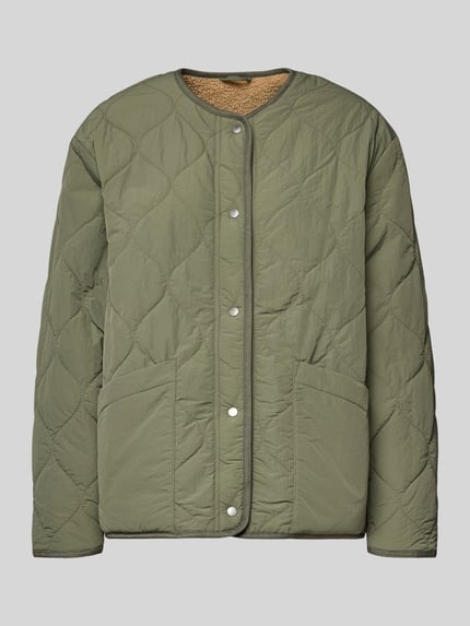 Produktfoto, Wendejacke mit Rundhalsausschnitt von camel active w kolorze oliwkowym, krój regular fit, listwa guzikowa, nakładane kieszenie, długość tyłu w rozmiarze 36: 68 cm, szerokość ramion w rozmiarze 36: 51 cm, szerokość klatki piersiowej w rozmiarze 36: 59 cm, długość rękawów w rozmiarze 36: 59 cm, lekko pikowana tekstura