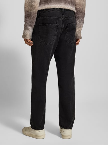 Männermodel trägt Relaxed Fit Jeans mit Eingrifftaschen Modell 'CHRIS' von Jack & Jones, Reine Baumwolle, Ganzkörperansicht Rückansicht.