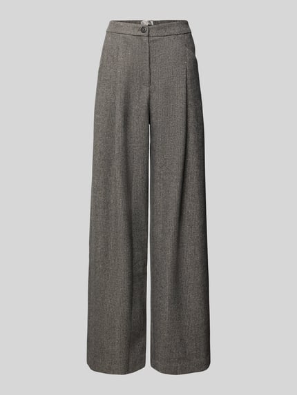 Produktfoto, szare szerokie spodnie z wełnianej mieszanki, model 'Stoffhose mit Gesäßtasche Modell Loretta' od GUIDO MARIA KRETSCHMER WOMAN, luźny krój, francuskie kieszenie, kieszeń z tyłu, zapięcie na guzik i zamek, tekstura materiału wyraźnie widoczna