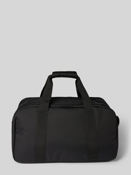 Produktfoto, Duffle Bag mit Logo-Patch von Carhartt Work In Progress, czarny materiał, prostokątny kształt, gładka tekstura, główna przegroda z zamkiem błyskawicznym, pasek z odpinanym paskiem na ramię, przegródka zewnętrzna z zamkiem błyskawicznym, szerokość w rozmiarze 1: 65 cm, długość w rozmiarze 1: 34 cm, głębokość w rozmiarze 1: 32 cm, długość paska na ramię w rozmiarze 1: 105 cm