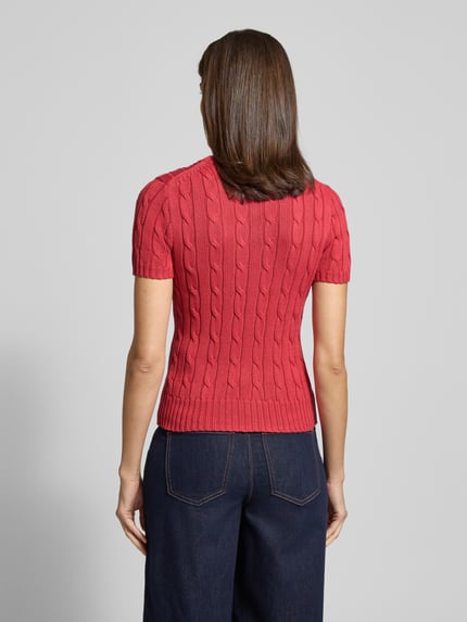 Frauenmodel trägt Slim Fit T-Shirt in Strick-Optik von Polo Ralph Lauren in Rot, Reine Baumwolle, Rückenlänge 55 cm, Ganzkörperansicht Rückansicht.