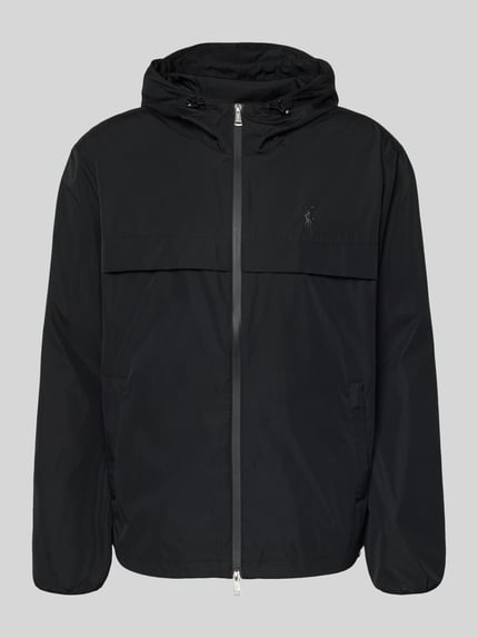 Produktfoto, Regular Fit Regenjacke mit Logo-Stitching von Polo Ralph Lauren, unifarben schwarz, Kapuze mit Tunnelzug, Zweiwege-Reißverschluss, seitliche Eingrifftaschen, elastische Ärmelabschlüsse, glatte Textur.