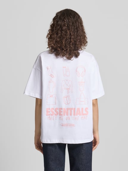 Frauenmodel trägt Relaxed Fit T-Shirt mit Logo-Stitching von ANOTHER COTTON LAB in Weiß, Reine Baumwolle, Rückenlänge 65 cm, Ganzkörperansicht Rückansicht.