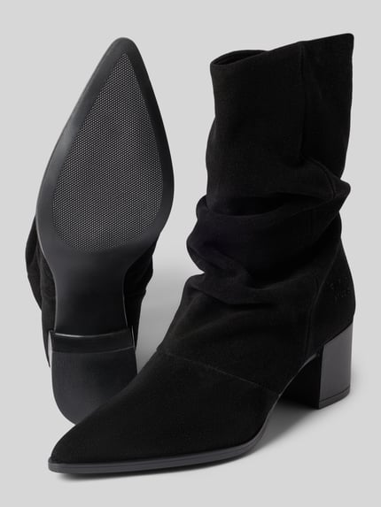 Produktfoto, Stiefel aus echtem Leder von Copenhagen, Dames laars van echt leer, zwarte kleur, gladde zool, plooien, spitse pasvorm, hakhoogte 6 cm, schachthoogte 22 cm, schachtbreedte 17 cm
