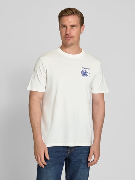 Männermodel trägt wit heren T-shirt met blauwe motiefprint model 'EGEBJERG' van Casual Friday, puur katoen, regular fit, ronde hals, ruglengte maat M 72 cm, Ganzkörperansicht von vorne