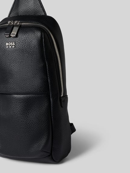 Produktfoto, schwarze Umhängetasche in Leder-Optik Modell 'Ray EVO_Monostrap' von BOSS, strukturierte Oberfläche, Herren Umhängetasche