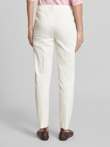 Kobiece modelka nosi białe spodnie z kieszeniami z bawełny z elastanem, krój slim fit, Hose mit Eingrifftaschen Modell 'DAYS CIGARET PANTS' od B.Young, szerokość w rozmiarze 36: 40 cm, długość nogawki od wewnątrz: 76 cm, widok całej sylwetki z tyłu.