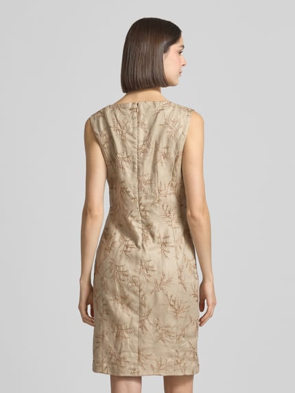 Vrouwenmodel draagt knielang kokerjurk met stitchings van WHITE LABEL in beige met rechte pasvorm, ronde hals, ruglengte maat 36: 99 cm, borstwijdte maat 36: 42 cm, rugaanzicht volledige lichaamsopname.