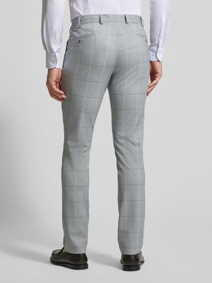 Męski model nosi Slim Fit Anzughose mit Gesäßtaschen von ATELIER TORINO, szara krata, mieszanka bawełny, krój slim fit, długość wewnętrzna nogawki 84 cm, szerokość w rozmiarze 50: 46 cm, widok całej sylwetki z tyłu.
