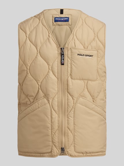 Produktfoto, Regular Fit Steppweste mit Brusttasche von Polo Ralph Lauren in Beige, unifarben, Steppstruktur, Reißverschluss, Label Stitching