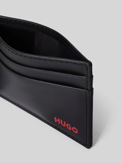 Produktfoto, Portemonnaie mit Label-Print Modell 'Tibby_2.0_Cardcase' von HUGO, schwarze glatte Oberfläche mit rotem Logo, Herren Portemonnaie