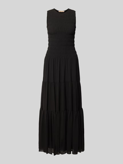 Produktfoto, Długa sukienka z marszczonym detalem i dołem obszytym falbaną Maxikleid mit Smok-Details und Volantsaum von MICHAEL Michael Kors, taliowany krój, okrągły dekolt, krótki zamek błyskawiczny na ramiączku, długość tyłu w rozmiarze S: 141 cm, szerokość w rozmiarze S: 31 cm