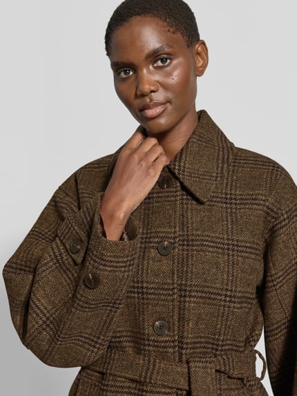 Frauenmodel trägt Relaxed Fit Jacke mit Woll-Anteil Modell 'Amaranda' von MSCH Copenhagen in braun kariert, Nahaufnahme Oberkörper.