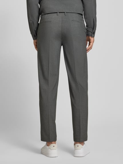 Männermodel trägt Slim Fit Stoffhose mit Viskose-Anteil von Lindbergh in Grau, schmale Passform, Bügelfalte, Gesäßtaschen, Ganzkörperansicht Rückansicht.