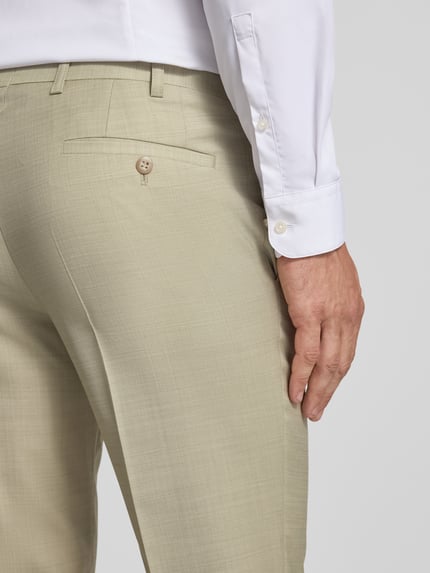 Männermodel trägt Anzughose mit Bügelfalte und Eingrifftaschen von Wilvorst in Beige, Schurwolle-Mix mit Stretch-Anteil, Detailaufnahme Rückansicht.