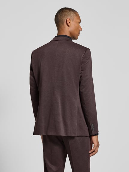 Męski model nosi Slim Fit Anzug mit Stretch-Anteil von ROY ROBSON, elastyczna mieszanka materiałów, garnitur w kolorze brązowym, widok całej sylwetki od tyłu.