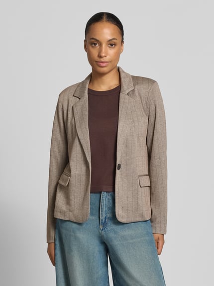 Vrouwenmodel draagt blazer met viscose van FREE/QUENT, Model 'Bonnie', elastische materiaalmix, nauwsluitende pasvorm, reverskraag, kleur beige, fijn geweven textuur, zakken met klep, Ruglengte maat S: 59 cm, Borstwijdte maat S: 48 cm, Mouwlengte maat S: 61 cm, Ganz lichaamsaanzicht van voren.