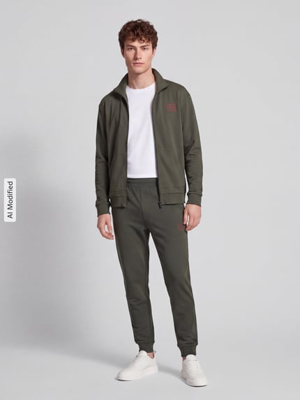 Mannelijk model draagt Regular Fit Sweathose aus Baumwoll-Mix model 'Laze Pants CW' van HUGO, groene tint, herenkleding, ganzebodyvoorzijde, KI-modificeerd beeld.