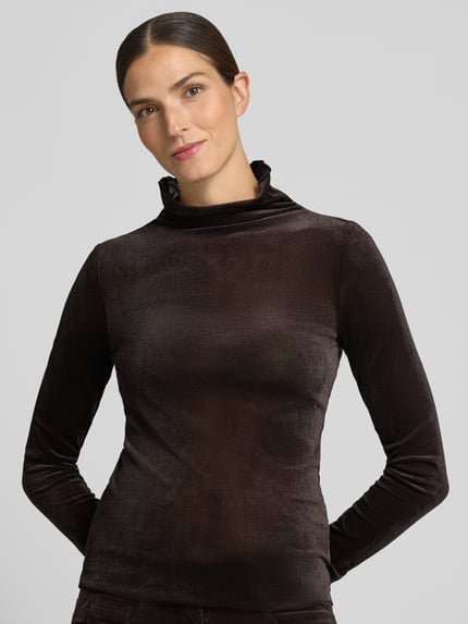 Frauenmodel trägt Longsleeve mit Raffungen und Stehkragen von Luisa Cerano in dunklem Braun, schimmernde Textur, Slim Fit, Nahaufnahme Oberkörper. Material-Mix mit Stretch-Anteil, Rückenlänge bei Größe 36: 63 cm.