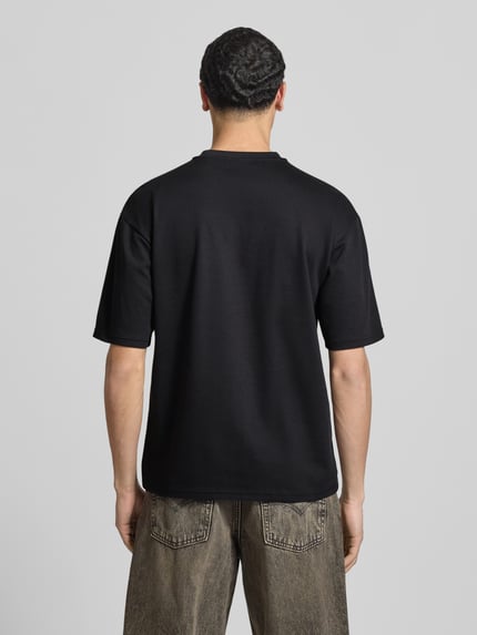 Männermodel trägt Boxy Fit T-Shirt aus Baumwoll-Mix Modell 'CASPIAN AIRFLEX BOXY' von Only & Sons, Optik: Unifarben, Ganzkörperansicht Rückansicht
