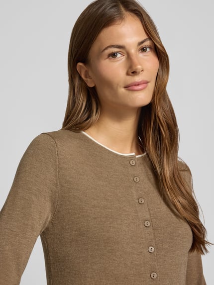 Frauenmodel trägt Strickjacke mit Rundhalsausschnitt Modell 'LUCCAPK' von MANGO, braun, Baumwoll-Mix, Slim Fit, Nahaufnahme Oberkörper.