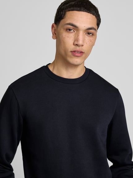 Männermodel trägt Regular Fit Sweatshirt aus Baumwoll-Mix Modell 'CERES' von Only & Sons, Optik: Unifarben, Nahaufnahme Oberkörper.