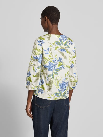 Männermodel trägt Bluse mit 3/4-Arm und Tunikakragen von ETERNA, biała bawełna w niebiesko-zielony deseń, loose fit, widok z tyłu, ganzkörperansicht rückansicht.