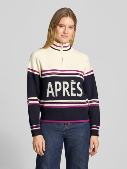 Frauenmodel trägt Troyer mit Après-Schriftzug von JAKE*S WOMAN CASUAL, mehrfarbig gestreift, Strickoptik, Nahaufnahme Oberkörper
