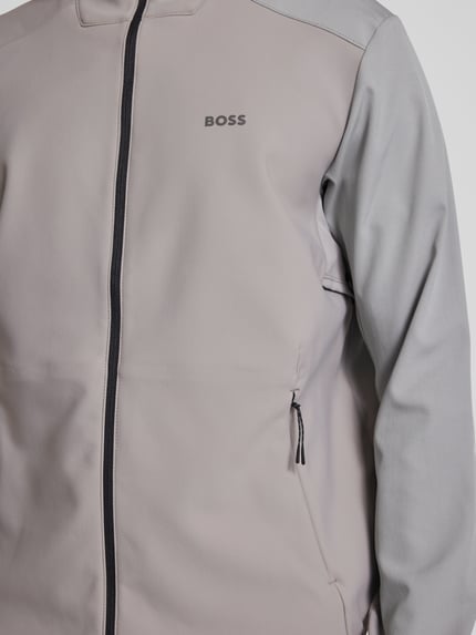 Männermodel trägt Regular Fit Softshell-Jacke mit Kapuze Modell 'LW_CRUISLITE' von BOSS Green, unifarben, Nahaufnahme Oberkörper.