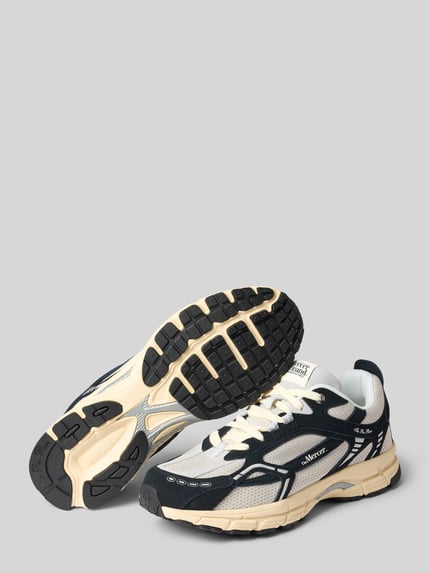 Produktfoto, Sneaker aus Leder-Textil-Mix Modell 'The Re-Run Vintage' von The Mercer, Creme-Schwarz, abgerundete Spitze, Schnürung, sichtbare Sohlenstruktur, Kontext: Herren Sneaker, Absatzhöhe 4 cm, Schafthöhe 9 cm, Schaftweite 8 cm